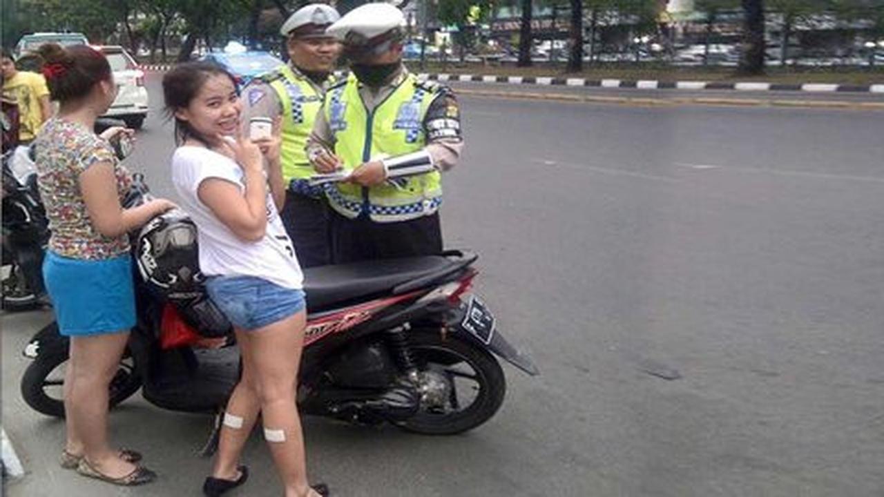 Cewek berbaju seksi ditilang polisi, malah senyum-senyum
