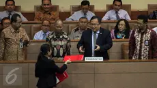 Menteri Keuangan Bambang Brodjonegoro (ketiga kiri) menerima pandangan fraksi saat Rapat Paripurna ke-33 Masa Persidangan V tahun 2015-2016 di Komplek Parlemen, Senayan, Jakarta, Rabu (20/7).(Liputan6.com/Johan Tallo)