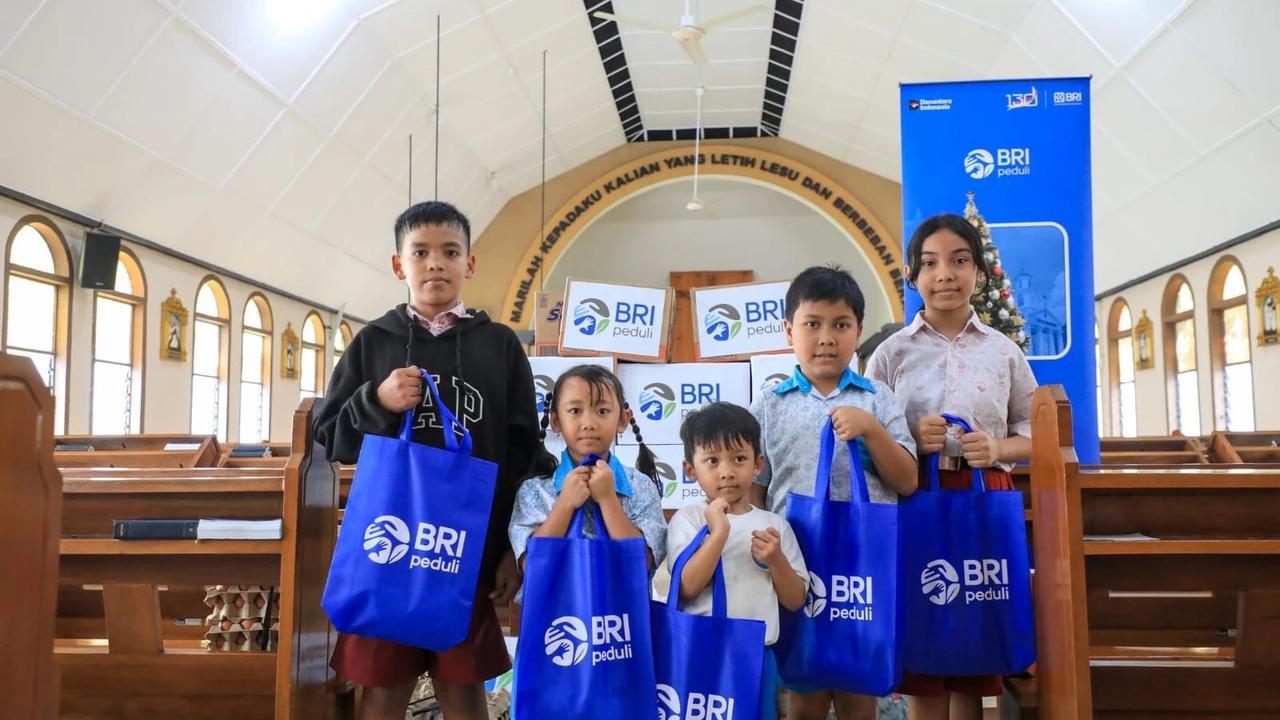 BRI Peduli salurkan bantuan sembako bagi warga Paroki Santa Melania Bandung saat perayaan Natal