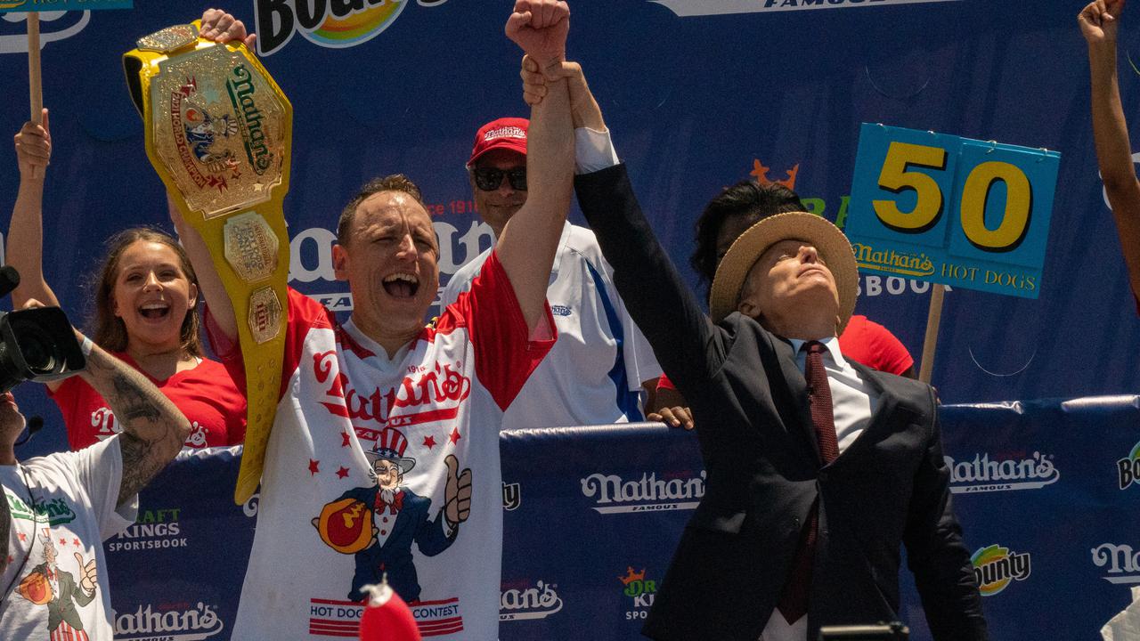 Joey Chestnut Memenangkan Kontes Makan Hot Dog