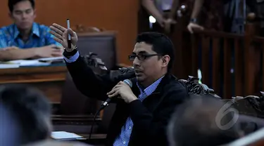 Zainal Arifin Mochtar saat menjadi saksi di praperadilan Budi Gunawan. Zainal Arifin Mochtar dihadirkan menjadi saksi ahli oleh kuasa hukum KPK, Pengadilan Negeri Jakarta Selatan, Jumat (13/2/2015). (Liputan6.com/Johan Tallo)