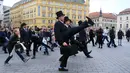 Sejumlah pria mengenakan kostum berwarna hitam berjalan di Brno, Republik Ceko (7/1). Monty Python memiliki acara televisi yang sangat berhasil pada tahun 1969 sampai 1974 yaitu Monty Python's Flying Circus. (AFP Photo/Radek Mica)