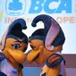 Dua orang petugas mengenakan maskot BCA Indonesia Open Series Premier 2015, Jakarta, Senin (25/5/2015). Burung Garuda menjadi pilihan untuk dijadikan maskot dalam kejuaraan bulutangkis tersebut . (Liputan6.com/Herman Zakharia)