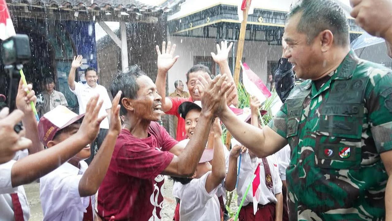 Ibu-Ibu Rela Hujan-hujanan Sampai Pakai Ember Tutupi Kepala, Ternyata Ingin Bertemu Sosok Penting di TNI