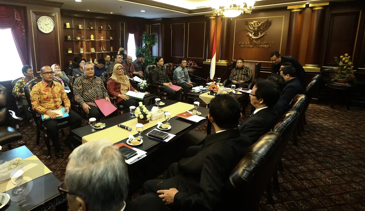 Suasana pertemuan audiensi komisioner dan jajaran Bawaslu di Gedung Mahkamah Kontitusi, Jakarta, Selasa (31/1). Audensi tersebut terkait dengan persiapan Pilkada Serentak 2017. (Liputan6.com/Faizal Fanani)