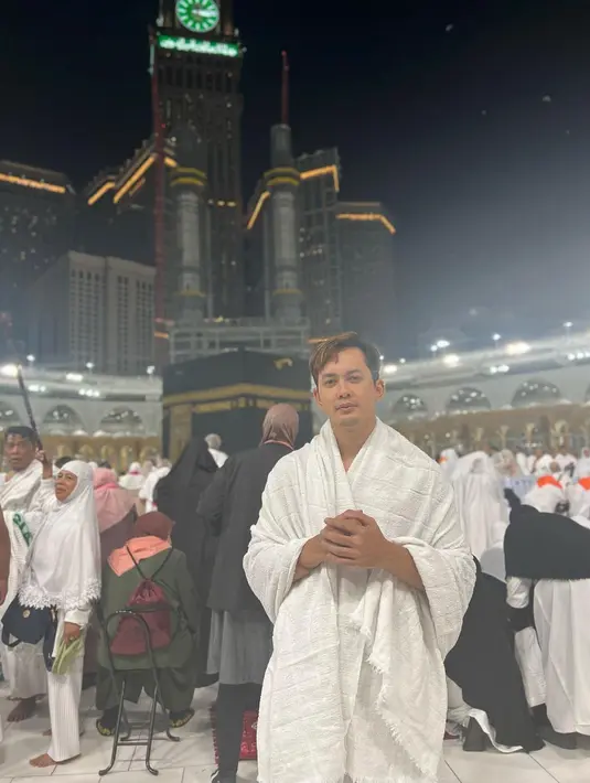 Selama di Tanah Suci, pria 37 tahun itu juga membagikan beberapa kegiatannya.  Baik saat jalan-jalan atau saat sedang bagi-bagi takjil.Tidak sendiri, Kiki menjalankan ibadah bersama  teman selebriti Bobby Tince. [Instagram/kikifarrel_]