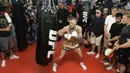 Petarung MMA, Conor McGregor, melakukan latihan terbuka di hadapan media di Las Vegas, Jumat (11/8/2017). McGregor akan bertanding melawan petinju Floyd Mayweather Jr pada  26 Agustus mendatang. (AP/John Locher)