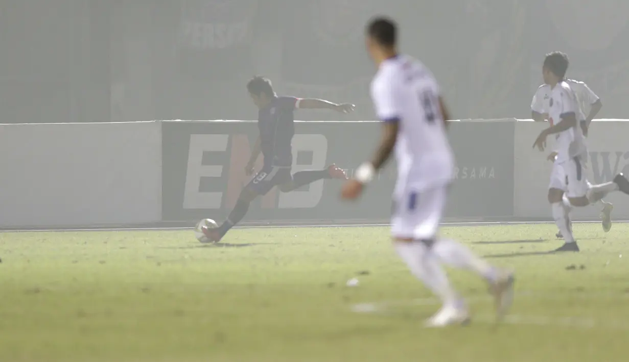 Pemain Persita Tangerang, Egi Melgiansyah, menendang bola saat melawan Arema FC pada laga Piala Indonesia 2019 di Stadion Sport Center Kelapa Dua, Tangerang, Minggu (3/2). Arema FC menang 3-0 atas Persita. (Bola.com/M Iqbal Ichsan)