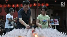 Pengurus menyiapkan hidangan berbuka puasa atau takjil di Vihara Dharma Bhakti, Glodok, Jakarta, Rabu (30/5). Acara ini diinisiasi oleh Yayasan Wihara Kim Tet Ie bekerja sama dengan Muslim Tionghoa dan Laskar Pembela Islam. (Merdeka.com/Iqbal S. Nugroho)