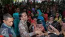 Presiden Joko Widodo didampingi Ibu Negara Iriana disambut warga saat blusukan ke Kedoya dan Petamburan, Jakarta, Selasa (1/9/2015). Selain sembako, Presiden Jokowi juga membagikan buku dan baju kepada anak-anak. (Liputan6.com/Faizal Fanani)
