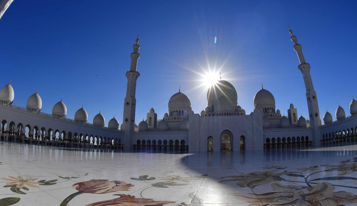 Suasana di halaman Masjid Agung Sheikh Zayed di ibukota UEA Abu Dhabi (15/3). Masjid ini dinamai sesuai dengan tokoh besar dibalik ide pembangunannya, Sheikh Zayed bin Sultan Al Nahyan. (AFP Photo/Giuseppe Cacace)