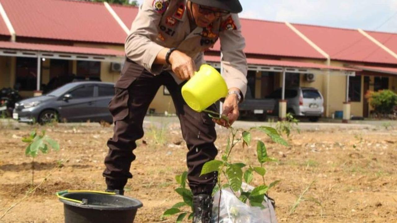 Polres OKU Timur Tanam 550 Pohon, Wujud Komitmen Jaga Lingkungan dan Peringati HUT Bhayangkara ke-80