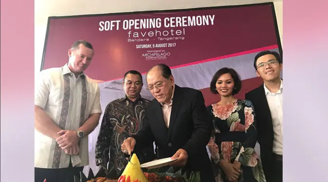 Pihak manajemen Favehotel melakukan pemotongan tumpeng sebagai tanda mulai beroperasinya Favehotel Bandara Tangerang
