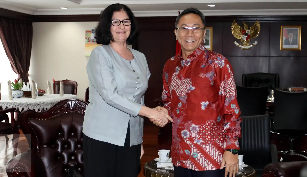 Ketua MPR RI, Zulkifli Hasan berjabat tangan dengan Duta Besar Kuba untuk Indonesia, Nirsia Castro Guevara di Kompleks Parlemen, Jakarta, Kamis (31/3). Kunjungan tersebut membahas kerjasama antara kedua Negara. (Liputan6.com/Johan Tallo)