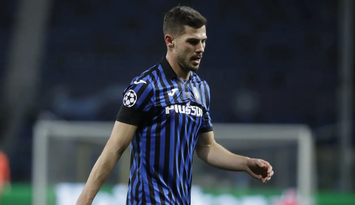 Gelandang Atalanta, Remo Freuler meninggalkan lapangan usai menerima kartu merah dari wasit Tobias Stieler saat menghadapi Real Madrid dalam laga leg pertama babak 16 Besar Liga Champions 2020/21 di Gewiss Stadium, Bergamo, Rabu (24/2/2021). Atalanta kalah 0-1 dari Real Madrid. (AP/Luca Bruno)