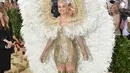 Katy Perry berubah menjadi malaikat dalam Met Gala 2018 lewat gaun Versace. (Getty Images/Cosmopolitan)