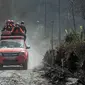 Petugas penyelamat melakukan operasi pencarian pascaerupsi Gunung Semeru di Desa Curah Kobokan, Lumajang, Jawa Timur, 10 Desember 2021. Genap satu minggu tim SAR melakukan pencarian korban erupsi Gunung Semeru , operasi pencarian korban pun diperpanjang tiga hari lagi. (Juni Kriswanto/AFP)