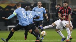 Striker AC Milan, Gonzalo Higuain, melepaskan tendangan ke gawang F91 Dudelange pada laga Liga Europa di Stadion San Siro, Kamis (29/11). AC Milan menang 5-2 atas F91 Dudelange. (AP/Luca Bruno)