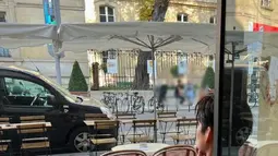 Kim Woo Bin tampak belakang. Dia bersantai sambil menikmati suasana kota Paris. (Foto: @ixww99 on Weibo via Allkpop)
