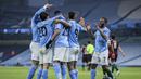 Para pemain Manchester City merayakan gol pertama lewat bunuh diri gelandang Wolverhampton Wwanderers, Leander Dendoncker dalam laga lanjutan Liga Inggris 2020/21 pekan ke-27 di Etihad Stadium, Selasa (2/3/2021). Manchester City menang 4-1 atas Wolverhampton. (AP/Clive Brunskill/Pool)