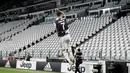 Striker Juventus, Cristiano Ronaldo, melakukan selebrasi usai mencetak gol ke gawang Lazio pada laga Serie A di Stadion Allianz, Turin, Senin (20/7/2020). Juventus menang 2-1 atas Lazio. (Marco Alpozzi/LaPresse via AP)