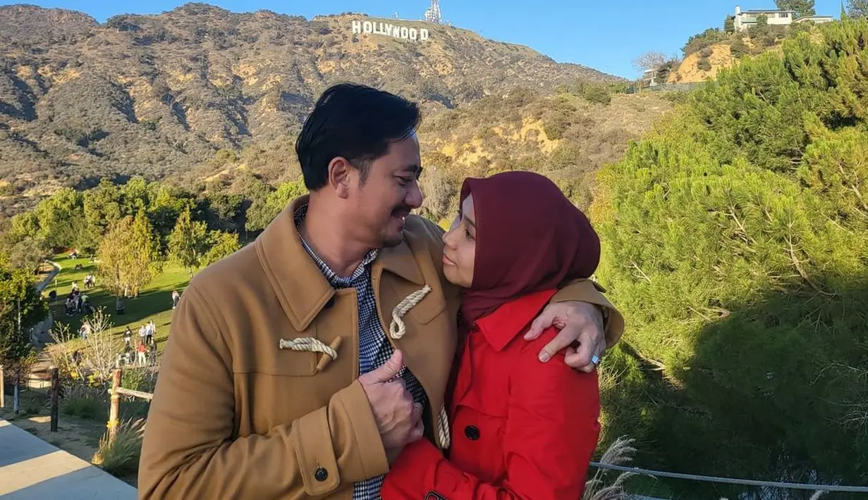 <p>Ivan Fadilla dan sang istri relatif jarang pamer kemesraan di media sosial. Meski begitu, hampir tak pernah terdengan gosip miring dari pasangan ini. (FOTO: instagram.com/nyaisarni2/)</p>