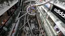 Pemandangan dari perosotan setinggi lima lantai yang dibangun di dalam salah satu pusat perbelanjaan di Shanghai, China, Selasa (16/2). Wahana permainan sepanjang 20 meter itu dibuka untuk umum pada 22 Februari mendatang. (REUTERS/Aly Song)