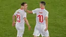 Pemain Swiss, Xherdan Shaqiri dan Granit Xhaka merayakan kemenangan atas Serbia pada laga grup E di Stadion Kaliningrad, Jumat (22/6). Keduanya sempat berselebrasi dengan gestur yang merujuk pengalaman kedua pemain atas negara Serbia. (AP/Antonio Calanni)