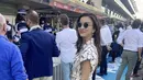 <p>Kini giliran Abu Dhabi tempat Raline Shah melihat balapan F1, kali ia ia tampil santai dengan dress putih gadis bermotif, dipadukan sneakers putih dan hand bag cokelatnya. @ralineshah</p>