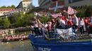 Pemain Athletic Bilbao, Iker Muniain, mengangkat trofi saat melakukan pawai perayaan juara Copa del Rey dengan menyusuri Sungai Nervion, Bilbao, Jumat (12/4/2024). (AP Photo/Alvaro Barrientos)