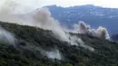 Dilansir AFP, Selasa (10/10), tentara Israel mengatakan tentaranya telah membunuh sejumlah tersangka bersenjata yang melintasi perbatasan dari Lebanon. Helikopter Israel dikerahkan untuk menyerang kelompok tersebut. (AP Photo/Mohammed Zaatari)