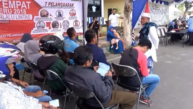 Sejumlah pelanggar lalu lintas di Bangkalan, Jawa Timur diminta untuk mendengarkan ceramah ustaz agar tak mengulangi kesalahan di masa depan.