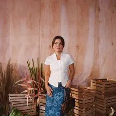 Dalam potret yang dibagikannya, Marsha tampil anggun mengenakan kebaya bernuansa putih yang dipadukan dengan kain motif berwarna biru.  [@aruanmarsha].