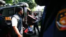 Petugas kepolisian memasukkan barang bukti hasil penggeledahan dari rumah di Sentul terkait dugaan kasus korupsi ke dalam gedung Direktorat Reserse Kriminal Khusus (Disreskrimsus) Polda Metro Jaya, Kamis (9/7/2026), (KLY/Budy Santoso)