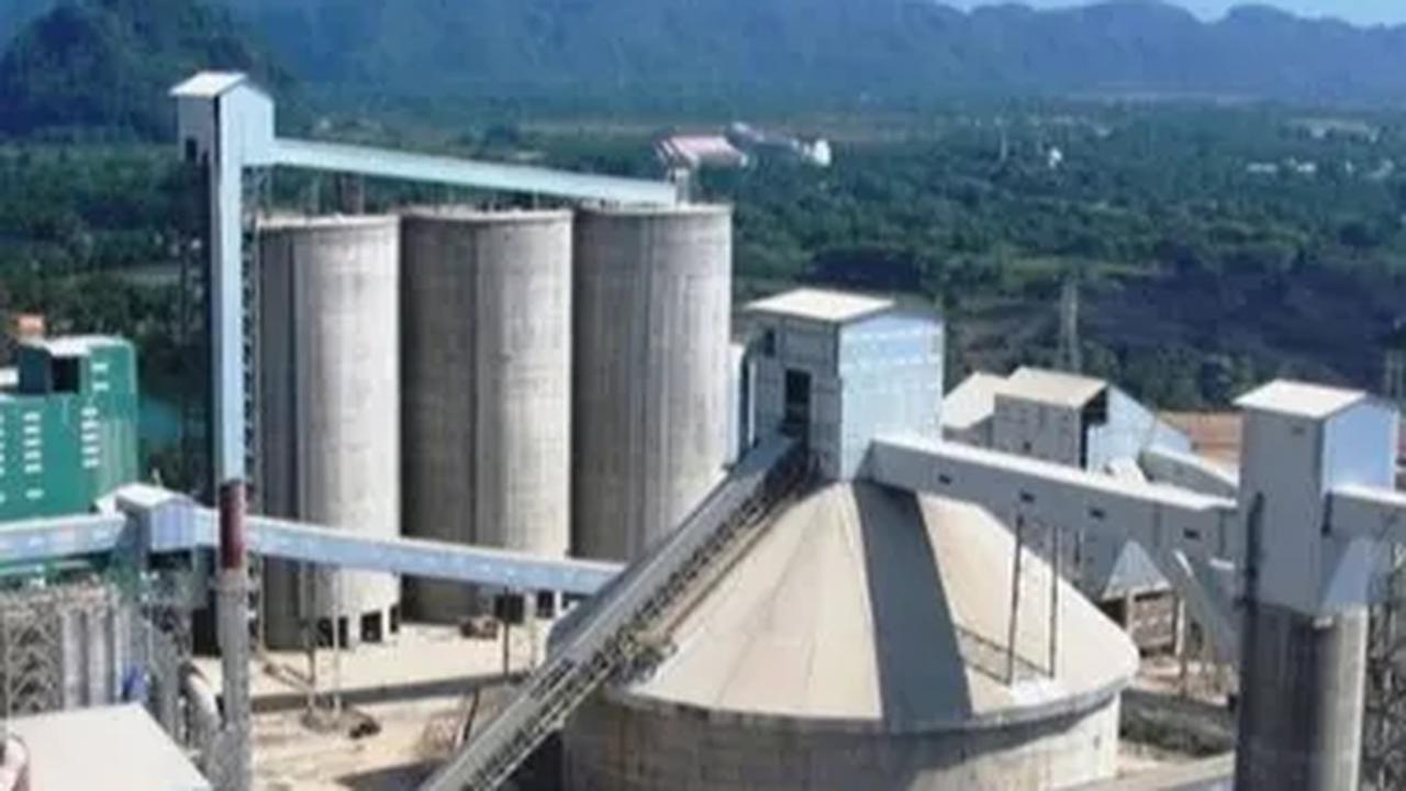 Peringkat tersebut menunjukkan kemampuan kuat emiten berkode saham SMGR untuk memenuhi komitmen keuangan jangka panjang atas efek utang, dibandingkan dengan emiten lainnya di Indonesia.