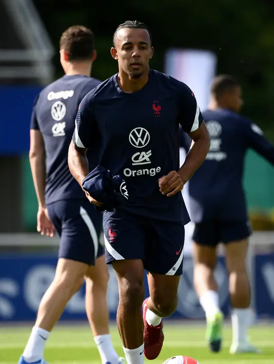 Bek Prancis Jules Kounde menggiring bola selama sesi latihan sebagai bagian dari persiapan tim untuk UEFA Nations League 2022-2023 di Clairefontaine-en-Yvelines, Senin (30/5/2022). Prancis yang menjuarai Nations League tahun lalu akan menjamu Denmark di Stade de France pada Sabtu, 4 Juni 2022 dini hari WIB. (FRANCK FIFE/AFP)