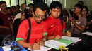 Perwakilan dari Komunitas Suporter Antikorupsi (KORUPSSI) saat berkunjung ke kantor KPK, Senin (8/6/2015). Kedatangan mereka untuk melaporkan dugaan korupsi oleh PSSI. (Liputan6.com/Helmi Afandi)