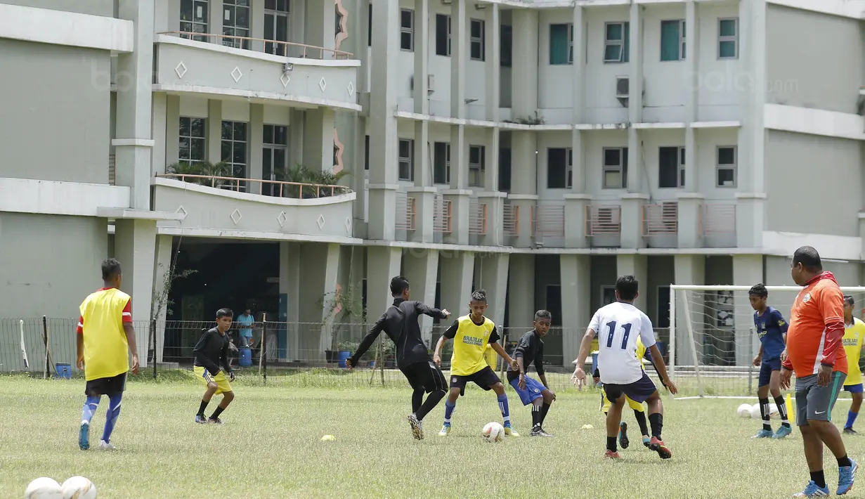 Para pemain SSB Tulehu Putra saat mengikuti pelatihan bersama mantan pelatih Indonesia, Jacksen F. Tiago di Brazilian Soccer School, Bekasi, Kamis (7/12/2017). Sebanyak 13 anak Maluku ikut pelatihan Liga Remaja UC News. (Bola.com/M Iqbal Ichsan)
