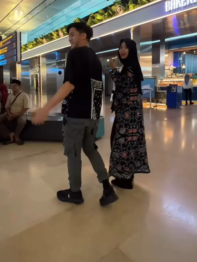 Widy Vierratale Berangkat Umroh