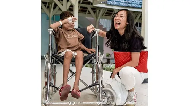 Suasana terasa hangat diiringi dengan canda tawa