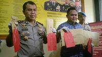 Kapolres Malang Kota, AKBP Hoiruddin Hasibuan menunjukkan bukti pungli pejabat BPN (Zainul Arifin/Liputan6.com)
