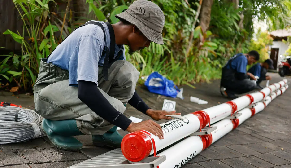 Komunitas Sungai Watch memiliki fokus dalam penanganan sampah di sungai. (David GANNON/AFP)