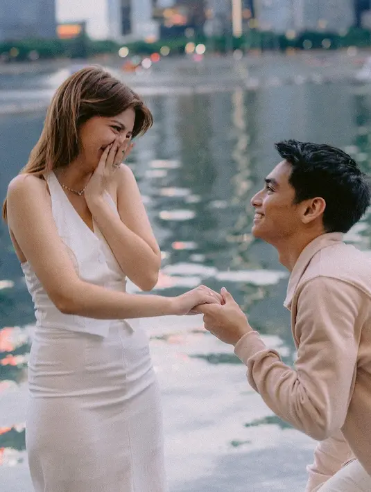 Cassandra Lee tampil cantik mengenakan V-Neck vest yang dipadukan dengan rok panjang berwarna putih [@cassandraslee]