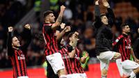 Para pemain AC Milan merayakan kemenangan usai bertanding melawan Sassuolo selama pertandingan lanjutan Liga Italia di stadion San Siro (2/3). Kemenangan ini mengantar Milan masuk tiga besar klasemen melangkahi Inter Milan. (AP Photo/Luca Bruno)