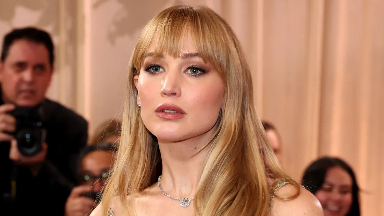 Jennifer Lawrence Kejutkan Karpet Merah Golden Globes 2026, Seksi dengan Gaun Transparan