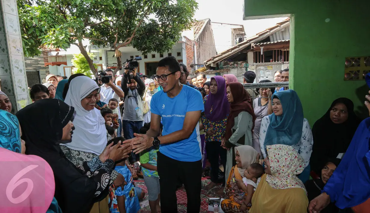 Bakal calon gubernur DKI Jakarta Sandiaga Uno menyapa warga Meruya Utara, Jakarta, Minggu (15/5/2016). Sandi terus mengunjungi warga Jakarta untuk bersosialisasi dan mengenalkan diri. (Liputan6.com/Faizal Fanani)