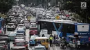 Kendaraan terjebak kemacetan di kawasan Medan Merdeka Timur, Jakarta, Kamis (21/2). Kemacetan terjadi akibat pengalihan arus lalu lintas terkait Malam Munajat 212 di Monas. (Liputan6.com/Faizal Fanani)