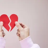 Ilustrasi putus cinta, sakit hati. (Foto oleh Monstera Production: https://www.pexels.com/id-id/foto/orang-yang-memegang-hati-berbentuk-hati-merah-5874709/)