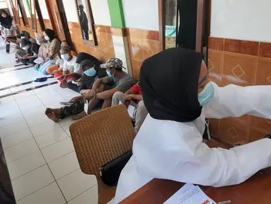 Warga Kelurahan Serua mendapatkan suntikan pertama vaksin COVID-19 Sinovac di musala Pesantren Nurul Hidayah, Serua, Kota Depok, Jawa Barat, Rabu (22/9/2021). Kegiatan Vaksinasi Merdeka yang diadakan Polda Metro Jaya ini menyisir warga pinggiran Jakarta dan Depok. (merdeka.com/Arie Basuki)