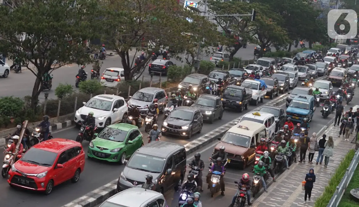 Kendaraan terjebak kemacetan di Jalan Margonda Raya, Depok, Jawa Barat, Sabtu (26/10/2019). Tingginya volume kendaraan menyebabkan jalan utama di Kota Depok tersebut tetap mengalami kemacetan, meski pengoperasian Jalan Tol Cijago Seksi II telah dilakukan. (Liputan6.com/Immanuel Antonius)